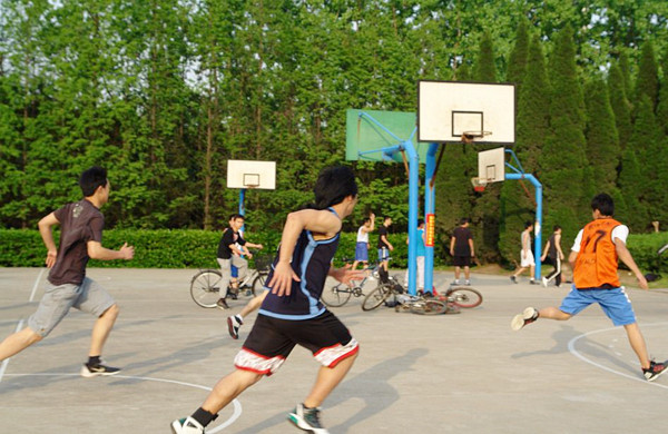 热烈祝贺密西根学院篮球队打进上海交通大学“体总杯”篮球赛八强