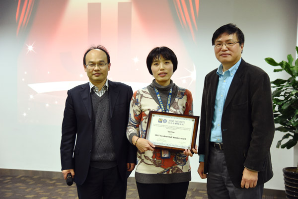 Sherry Yao with its 2015 Excellent Staff Member Award