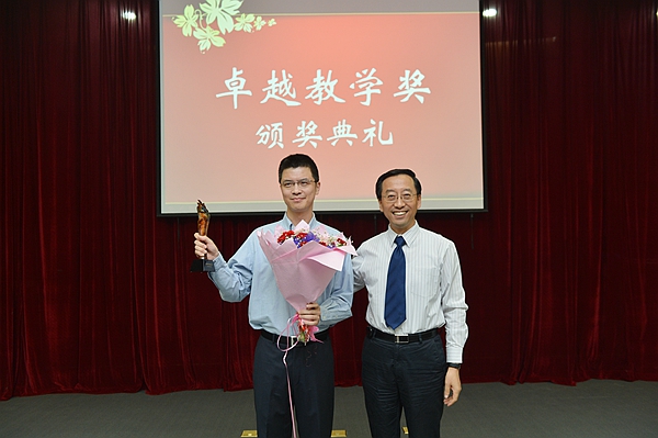 Prof. Jun Zhang Wins SJTU Outstanding Teaching Award