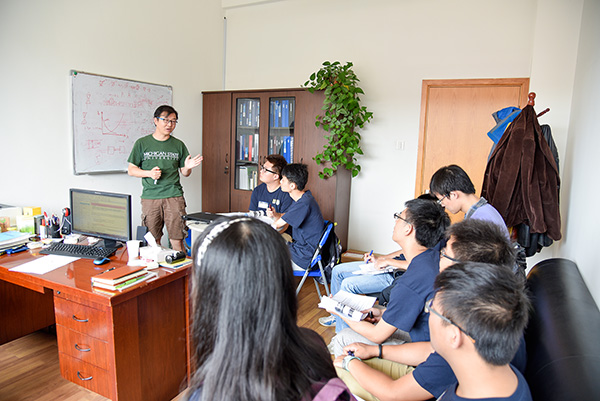 但亚平与学生起交流