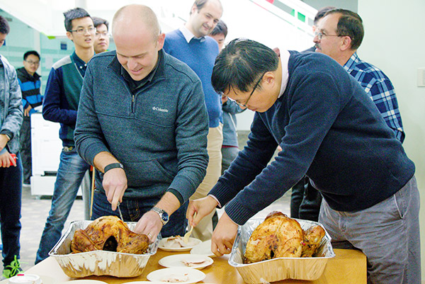 学院教师亲自分发食物