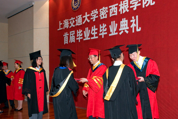 The first batch of undergraduate students graduated from the UM-SJTU Joint Institute.