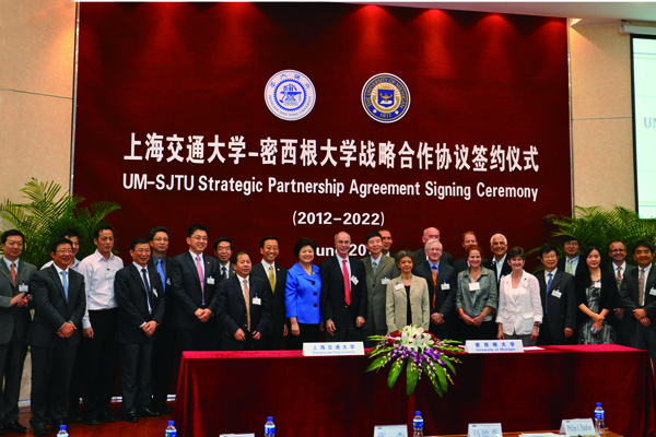 The two universities signed a new 10-year strategic partnership agreement (2012-2022).