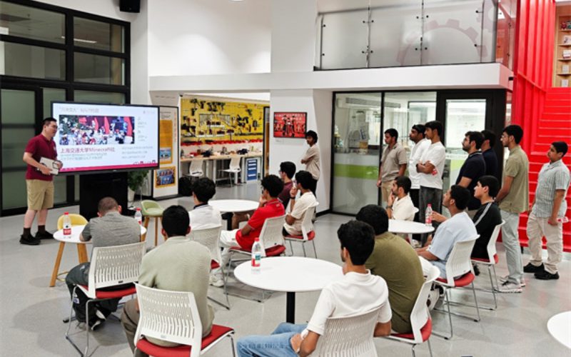 阿联酋学生代表团一行参访交大浦江国际学院